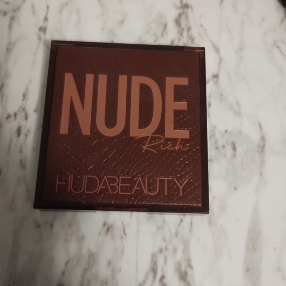 Huda nude  eyeshadow palette (Rich) - Picture 3 of 3